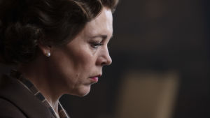 I verkligheten finns det inget som tyder på att drottning Elizabeth skulle ha tvivlat på sin roll eller sin nytta som regent. En medelålders kvinna med pärlörhängen i profil mot en mörk bakgrund.