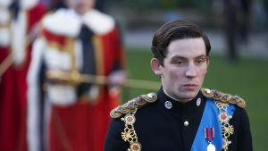 Josh O’Connor, som här porträtterar prins Charles i tv-serien The Crown, fick motta priset som bästa skådespelare i kategorin drama-tv-serie. En ung man i paraduniform ser uttryckslöst fram förbi kameran.