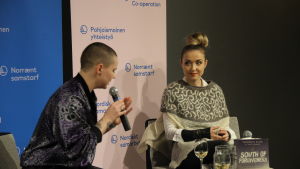 Isländska författaren Thordis Elva har tillsammans med sin förövare Tom Stranger skildrat sin våldtäkt. Litteraturvetaren Madeleine Dunderlin intervjuar Elva på bilden. På bilden sitter litteraturvetaren Madeleine Dunderlin och isländska Thordis Elva på scen.