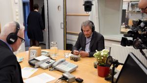 President Niinistö i Yles studio med redaktör Sakari Kilpelä president sauli Niinistö