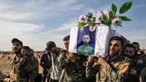 Turkiets jihadiststyrkor har flera gånger försökt inta de kristna byarna kring orten Tal Tamr. Sörjande bär på kistan med en kristen milisman som dödats i strider mot jihadister i nordöstra Syrien.