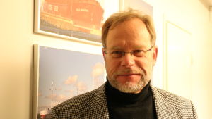 Enligt Patrik Hellman är man på rätt väg då det gäller Kasköbanan. En medelålders man med kort ljust hår och glasögon står intill en vägg.