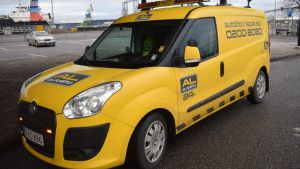 Vägtjänstens bilar är kännspakt gula och de här bilarna kommer att röra sig i jultrafiken runtom i landet. Autoliiton auto Turun satamassa.