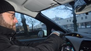 Produktchef Kimmo Kuusinen vid Åbo Energi kör elbil i Åbo centrum. Enligt honom passar elbilar bra för stadskörning. Mies ajaa täyssähköautoa.