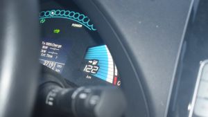Elbilens batterier töms snabbt på vintern då en del el krävs för att värma bilen och kupén. Sähköauton kojelaudassa näkyy mittarilukema.