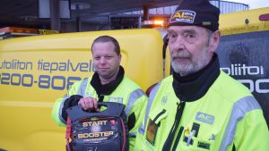 Vägserviceman Tapio Mäkipää (till vänster i bild) och Matti Niemi är alltid redo att hjälpa bilister i julrusningen. Tiepalvelumiehet esittelevät vara-akkua.