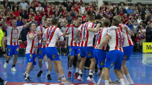 BK:s flaggskepp, herrlaget, har inlett säsongen fint. BK-spelare firar cupguldet
