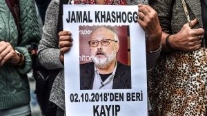 En demonstrant håller en bild av dem mördade journalisten Jamal Khashoggi