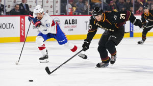 Markus Hännikäinen i Cleveland försöker skaffa sig ett friläge. Markus Hännikäinen i Cleveland försöker skaffa sig ett friläge.