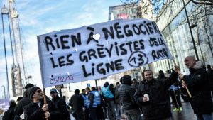 Metroanställda i Paris demonstrerar med banderoller med budskapet att de inte är villiga att förhandla. Metroarbetare i Paris demonstrerar med plakat på julafton.
