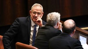 Benny Gantz tillsammans med partikamrater i Knesset i Jerusalem den 11 december. Benny Gantz tillsammans med partikamrater i Knesset i Jerusalem den 11 december.