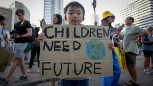 Debatten om klimatförändringarna och klimatkrisen har pågått i årtionden, men den blev allt mer intensiv under slutet av 2010-talet. Bilden är från en klimatstrejk i Bangkok i november 2019. En ung pojke håller i en skylt med texten "Children need future" (barn behöver en framtid) under en klimatstrejk i Bangkok, Thailand i november 2019.