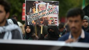 "Ner med USA, ner med Israel", skanderar demonstranter i Islamabad 3.1.2020 "Ner med USA, ner med Israel", skanderar demonstranter i Islamabad 3.1.2020