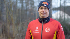Henrik Malmberg berättar att Österby sportklubbs andra viktiga inkomstkälla är bingon som har ordnats i drygt 50 år. På grund av coronapandemin har det inte ordnats söndagsbingon sedan mars i år. På måndagen (17.8) beslöt klubbens styrelse att bingon håller paus också i höst, eller åtminstone så länge coronaläget gör att det känns osäkert att starta upp verksamheten på nytt. Personporträtt på Henrik Malmberg