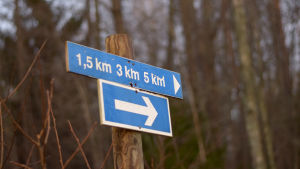 Tidigare vintrar har skidspåren varit längre. Skylt med anvisning om skidspårens längd