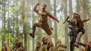 Run Hitler run. Regissören Taika Waititi spelar själv rollen som Hitler. Hitler och Jojo på språngmarsch genom skogen.