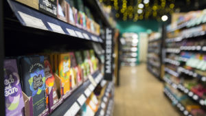I Ruohonjuuis butiker finns tiotals olika produkter som säljs under namnet råchoklad. suklaa hylly itäkeskuksen Ruohonjuuri myymälässä