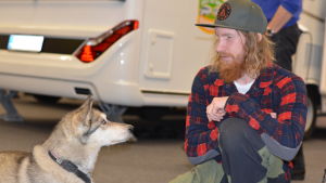 Niklas Hollstens hundar är vana ressenärer. Niklas Hollsten tittar på sin hund på resemässa.