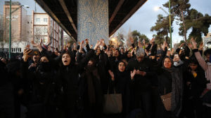 Iranska sympatiyttringar för offren i passagerarplanet som sköts ner. Demonstranter - bland dem ovanligt många unga kvinnor - utanför universitetet Amir Kabir i Teheran 11.1.2020 Iranska sympatiyttringar för offren i passagerarplanet som sköts ner. Demonstranter - bland dem ovanligt många unga kvinnor - utanför universitetet Amir Kabir i Teheran 11.1.2020
