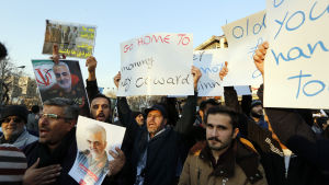 Iranska regeringsanhängare protesterar mot USA och Storbritannien utanför den brittiska ambassaden i Teheran 12.1.2020 Iranska regeringsanhängare protesterar mot USA och Storbritannien utanför den brittiska ambassaden i Teheran 12.1.2020