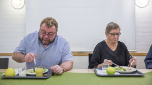 Reino Mäkelä ja Marjatta Välimäki syövät lounasta Matteuksen kirkon Waste&Feast - hävikkiruokaravintolassa