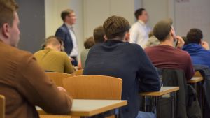 Novia utbildar byggmästare i Raseborg och ingenjörer i byggnads- och samhällsteknik i både Raseborg och Vasa. rekryteringsmässa i en skola