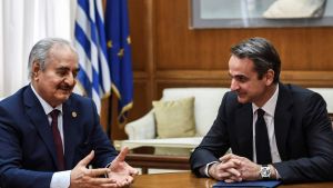 General Khalifa Haftar träffade Greklands premiärminister Kyriakos Mitsotakis på fredagen. General Khalifa Haftar samtalar med Greklands premiärminister Kyriakos Mitsotakis