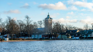 Raseborg är ett exempel på en tvåspråkig kommun med svenskspråkig majoritet. Näkymä Tammisaareen, keskellä Tammisaaren kirkko.