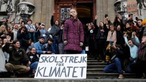 Klimataktivisten Greta Thunberg på demonstration i Lausanne några dagar före Davos-mötet. Greta Thunberg med demonstrationsplakat om "skolstrejk för klimatet" i Lausanne.