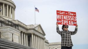 Frågan är om vittnesmål ska tillåtas. Demonstration för vittnande 10.1.2020 vid senaten i Washington. Demonstration för vittnesmål i senaten
