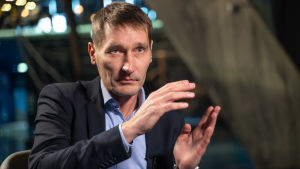 F.d. statsåklagaren Margus Kurm tycker att estniska regeringen har det yttersta ansvaret för nya dykningar till Estonia. Alla hypoteser om katastrofen bygger på slarvigt insamlade fakta från 1994, säger han. Margus Kurm, Estoniautredare och fd estnisk statsåklagare