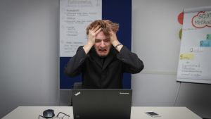 Panikera inte. Det finns chans att få en studieplats även om du inte direkt blev invald. En man sitter framför en dator och river i sig i håret.