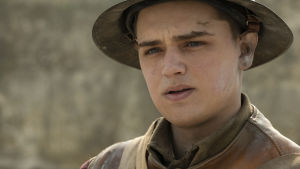 Från Game of Thrones till slagfälten. Dean-Charles Chapman är up and coming. Vicekorpral Blake i närbild.