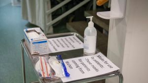 Desinfektionsmedel och ansiktsmasker för besökare vid hälsocentralen i Ivalo edär två kinesiska resenärer isolerats på grund av misstänkt coronavirus.