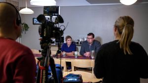 Ledande läkaren i Ivalo Outi Liisanantti och Ivalos stadsdirektör Toni K. Laine på presskonferens om de misstänkta fallen av coronavirus på orten. Ledande läkaren i Ivalo Outi Liisanantti och Ivalos stadsdirektör Toni K. Laine på presskonferens om de misstänkta fallen av coronavirus på orten.