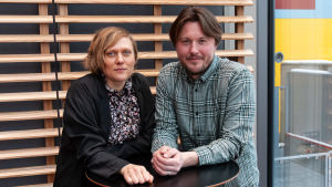 Agneta Lindroos och Andreas Westerberg är två av nästa spelårs regissörer. En ung kvinna och en ung man står vid ett bord.