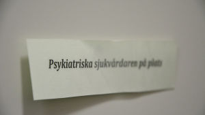Totalt har 10 psykiatriska sjukskötare anställts. En lapp där det står "Psykiatriska sjukskötaren på plats"