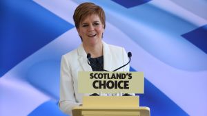 Nicola Sturgeon från SNP vill se ett självständigt Skottland. Skotlannin pääministeri Nicola Sturgeon piti puheen brexit-päivänä.