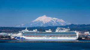 Diamond Princess ligger för ankar nära Iwaki-berget i Japan Diamond Princess ligger för ankar nära Iwaki-berget i Japan