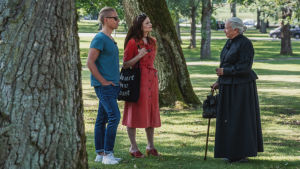 Programledarna för Egenland, Nicke Aldén och Hannamari Hoikkala, på Helene Schjerfbeck-rundvandring med Anne Ingman. Man och kvinna i park tillsammans med äldre dam klädd i svart långklänning.
