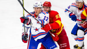 Lehterä är SKA:s nästbästa poängplockare. Jori Lehterä kämpar på isen i SKA-tröja med Jokerits Peter Regin.