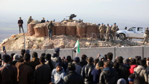 Flyktingar samlade vid den syrisk-turkiska gränsen i Idlib 2.2.2020 med en vädjan om att Turkiet skulle öppna sina gränser. Flyktingar samlade vid den syrisk-turkiska gränsen i Idlib 2.2.2020 med en vädjan till Turkiet om att landet öppnar sina gränser.