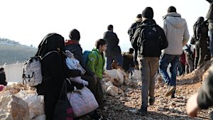 Flyktingar på gränsen mellan Syrien och Turkiet. Bilden är från februari. Syriska flyktingar vid gränsen mot Turkiet som har stängt sin gräns för flyktingar. 2.2.2020.