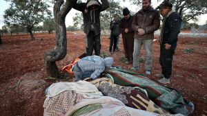 Sörjande invånare i staden Sarmin i provinsen Idlib efter att staden bombats. Sju av de nio dödade uppges ha hört till samma familj. Sörjande invånare i staden Sarmin i provinsen Idlib efter bombardemang. Sju av de nio dödade tillhörde samma familj.