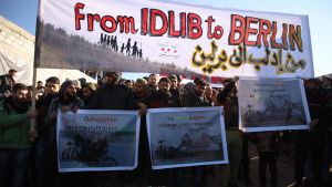 Syrier samlas för att protestera i staden Harim i Idlib vid gränsen mot Syrien 2.1.2020. Texten "Från Idlib till Berlin" hänvisar till flyktingarnas vädjan om ett öppnande av gränsen. Syrier samlas för att protestera i staden Harim i Idlib vid gränsen mot Syrien 2.1.2020. Texten "Från Idlib till Berlin" hänvisar till flyktingarnas vädjan om ett öppnande av gränsen.