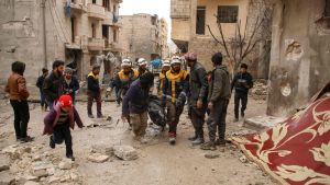 Det syriska civilförsvaret "De vita hjälmarna" bär en kropp som hittats i husruinerna efter att staden Ariha bombats 30.1.2020 Det syriska civilförsvaret "De vita hjälmarna" bär en kropp som hittats i husruinerna efter att staden Ariha bombats 30.1.2020