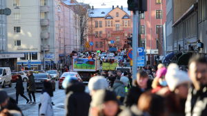Arkivbild. I år kastas inget godis från lastbilsflak på grund av coronapandemin. Penkinpainajaiset Turussa 6.2.2020.