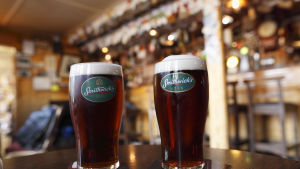 Tre av de senaste bekräftade coronafallen i Vasa sjukvårdsdistrikt är kopplade till krogliv. De drabbade har besökt The Old Irish Pub i centrum av Vasa. Två ölstop Smithwick's stout på bardisk på Irland.