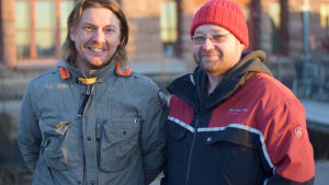 Anders Augustsson och Tom Rönnblad från Hangö fyrverkerikonstförening hoppas att fyrverkeriet i februari blir en tradition. Porträttbild på Anders Augustsson och Tom Rönnblad.