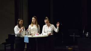 En viktig regel är att be om taltur och inte tala i mun på varandra. Debatt-tävlingen 2020